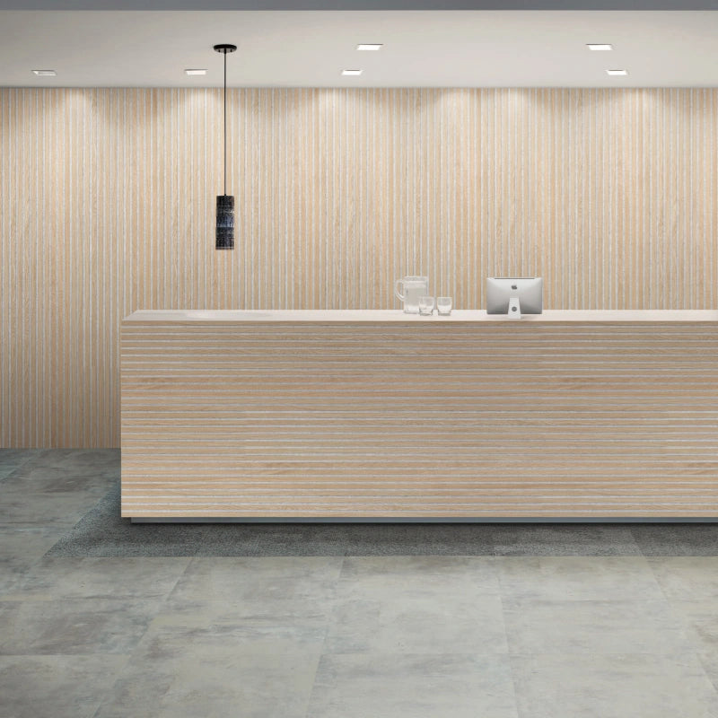 Paneles de pared acústicos de madera de roble de lujo (fieltro gris) con listones y chapa en una cara – Unisoar