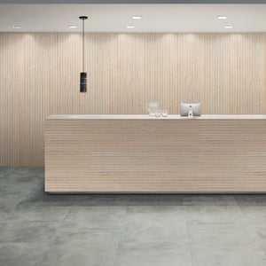 Paneles de pared acústicos de madera de roble de lujo (fieltro gris) con listones y chapa en una cara – Unisoar